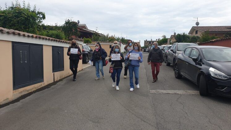 Ardea: Cittadini stanchi delle buche, vanno a manifestare sotto casa del Sindaco Ardea: Cittadini stanchi delle buche, vanno a manifestare sotto casa del Sindaco