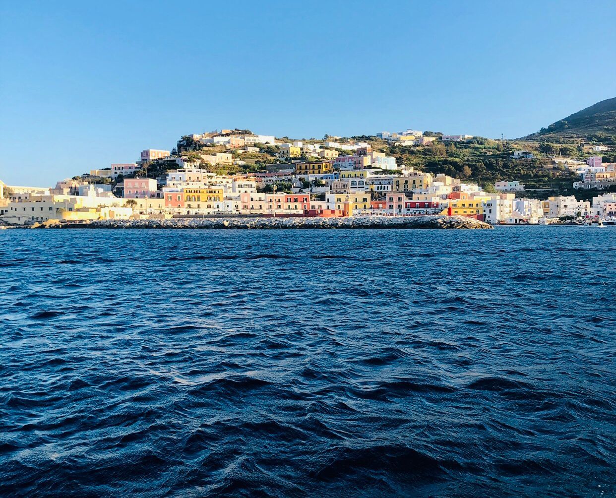 L'isola di Ponza vista dal traghetto