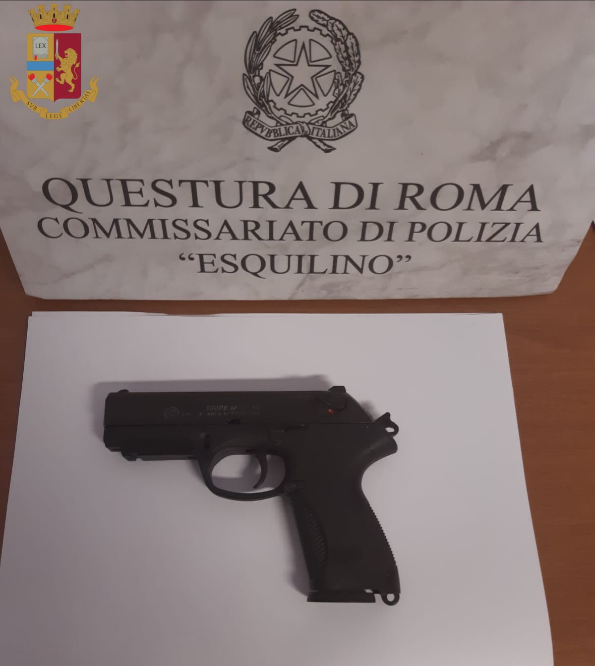 uomo pistola via merulana