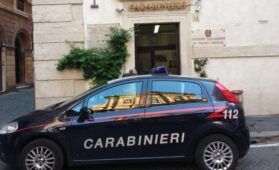 Turisti francesi strappano la bandiera italiana a Roma