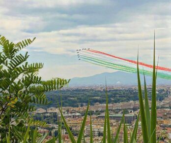 frecce tricolori che sorvolano Roma