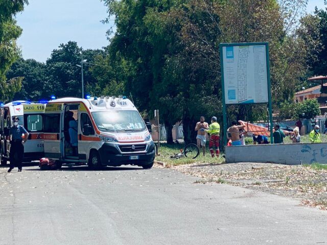 Spari in strada vicino a Roma, colpiti due bambini, morto un anziano: si cerca l’aggressore