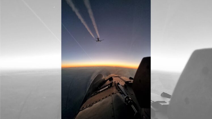 Aereo di linea perde il contatto radio, scatta l’allarme: due Caccia decollano per identificarlo (FOTO) Aereo di linea perde il contatto radio, scatta l’allarme: due Caccia decollano per identificarlo (FOTO)