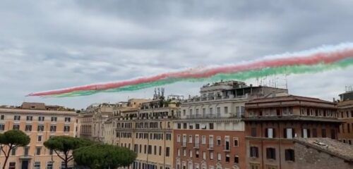 frecce tricolori che sorvolano Roma