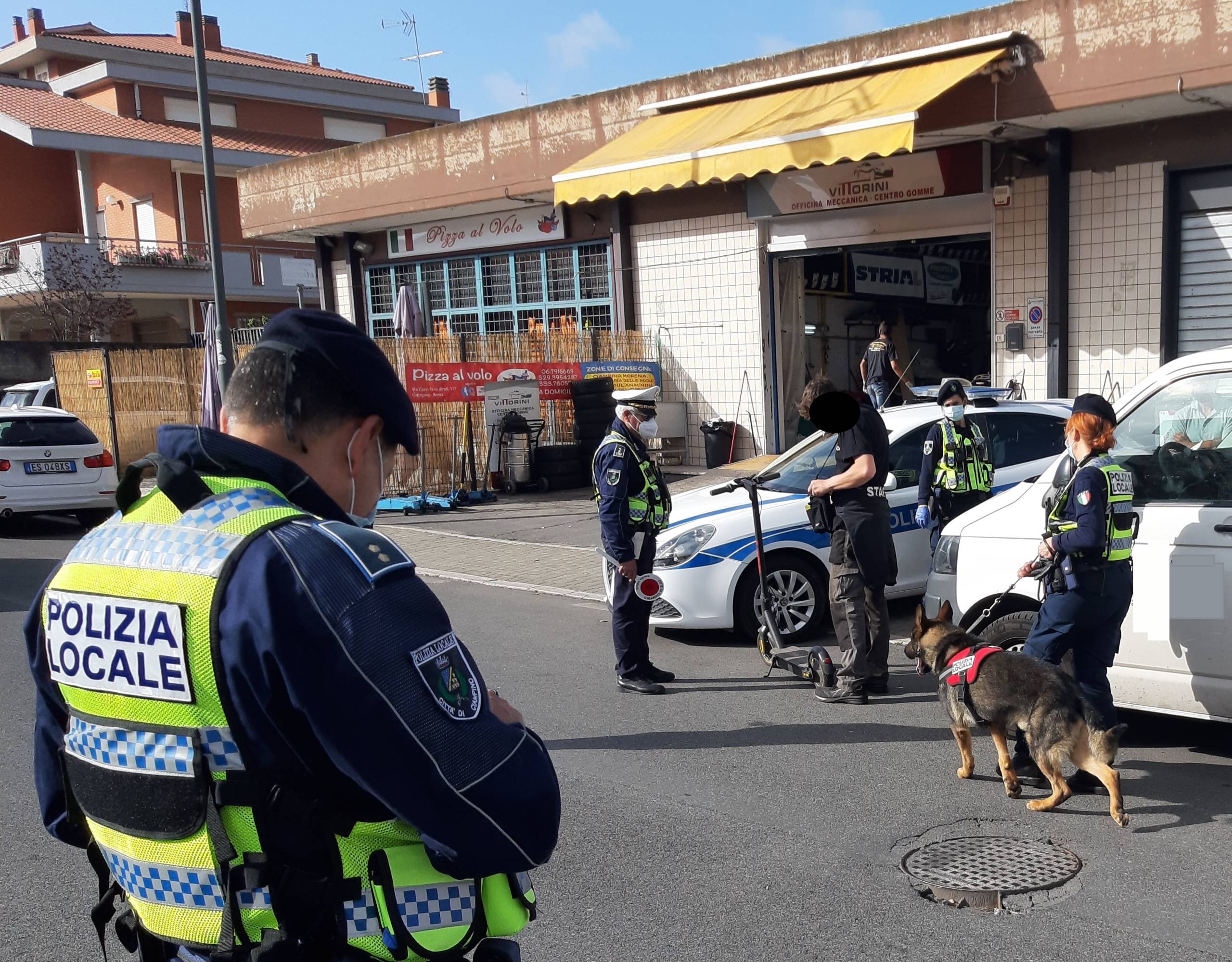 Minimarket si improvvisa bar e serve da bere in strada, ma viene scoperto dai vigili: richiesta la chiusura