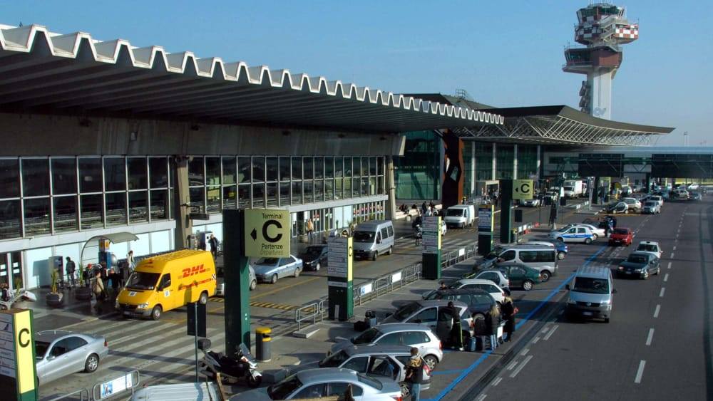 tassista aggredisce polizia fiumicino