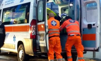 Roma, incidente durissimo: furgone sbalzato in aria da bus Atac. Ci sono feriti