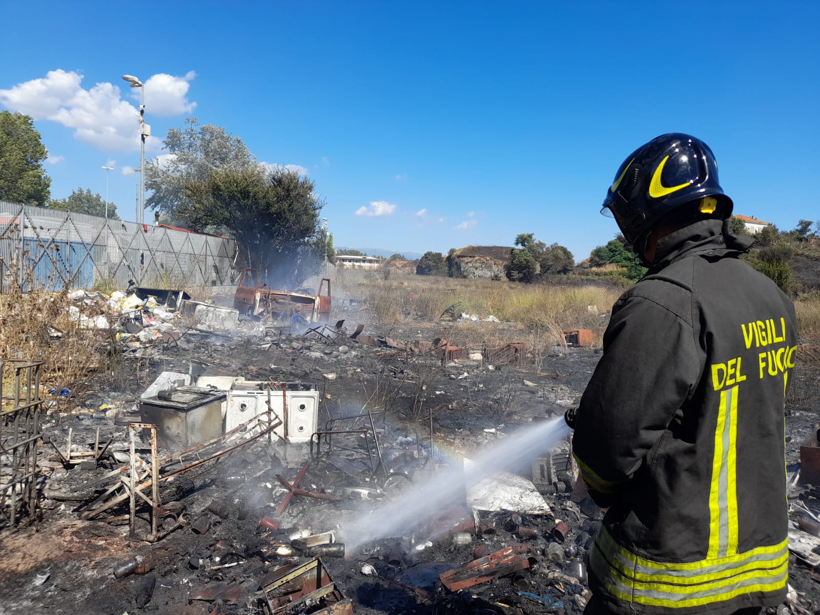 Incendio campo rom via di Salone