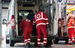 L'ambulanza e il personale sanitario intervenuto nell'incidente mortale a Fiumicino