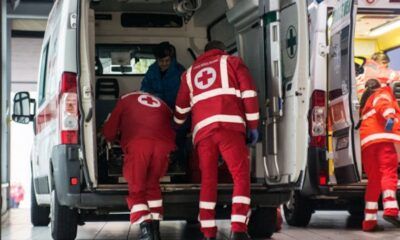 L'ambulanza e il personale sanitario intervenuto nell'incidente mortale a Fiumicino