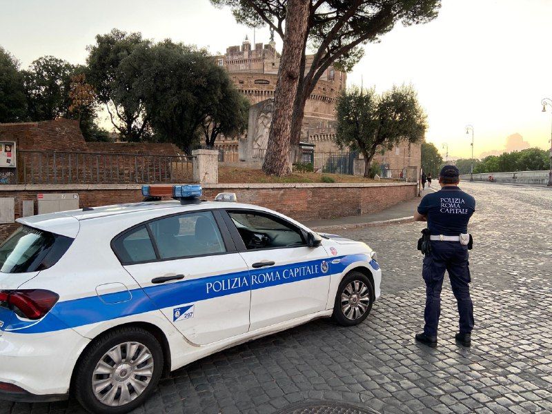 Pattuglia e agente della Polizia Locale per le chiusure dovute alla Via Crucis venerdì 15 aprile 2022