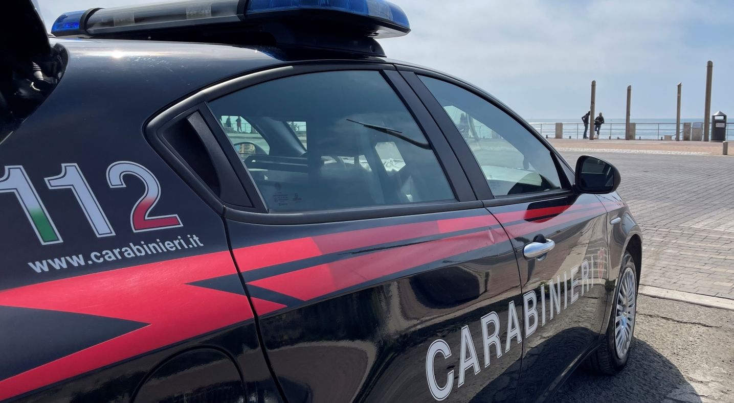 Si masturba davanti a tutti all'uscita del supermercato a Roma