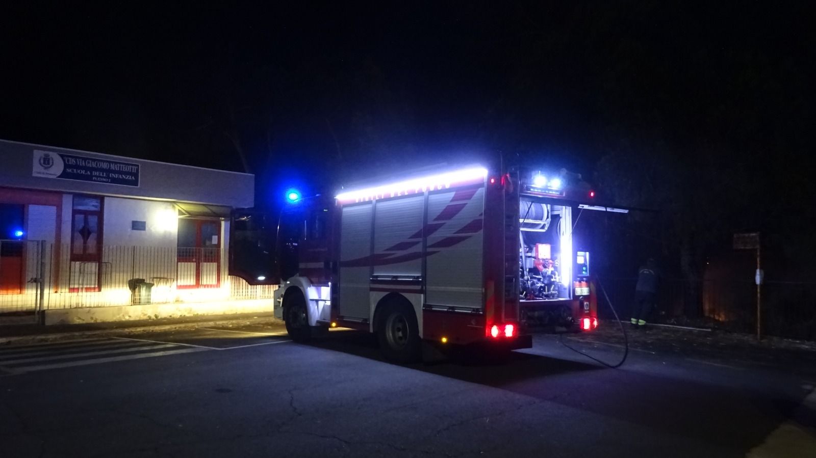 Incendio piazzale delle Regioni Pomezia