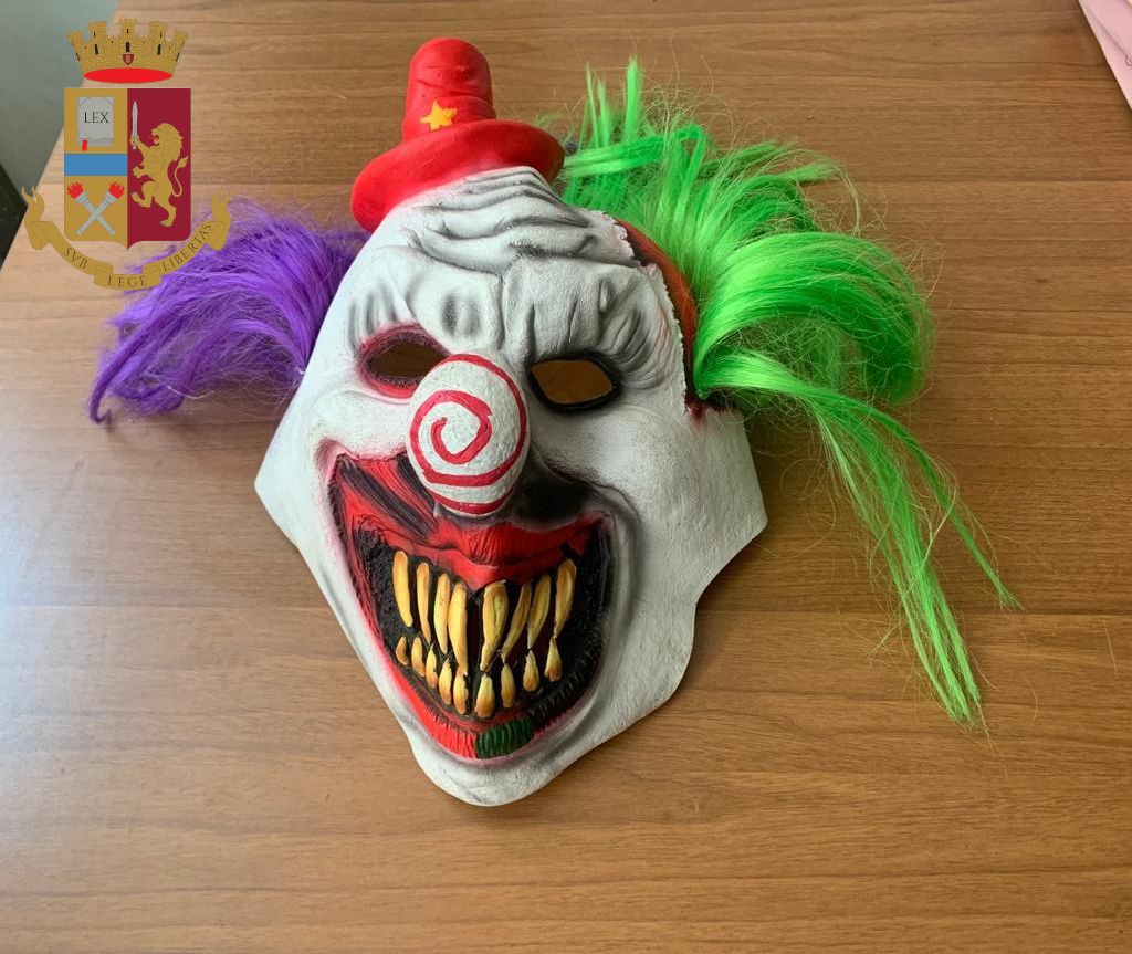furto con maschera da clown