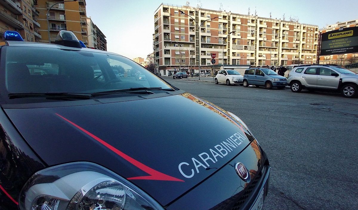 Si masturba davanti a tutti all'uscita del supermercato a Roma