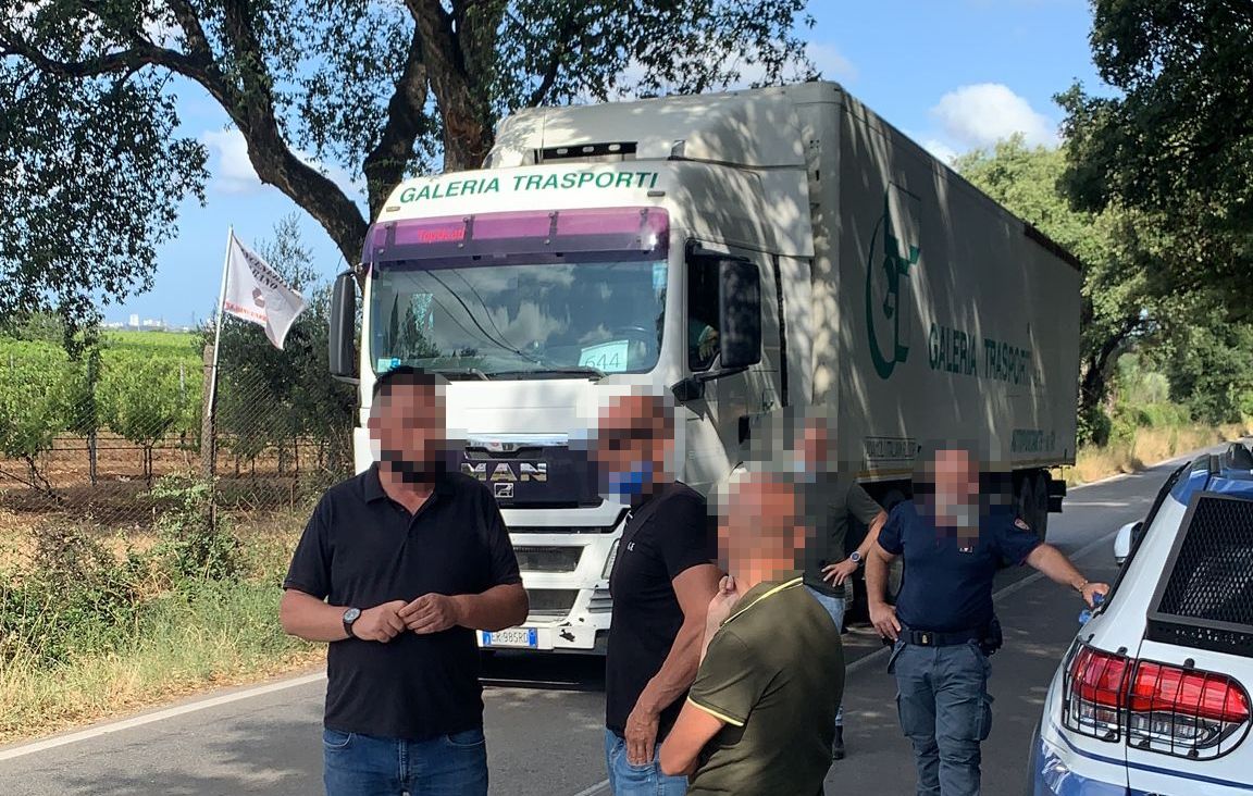 Camion per i conferimenti alla discarica di albano