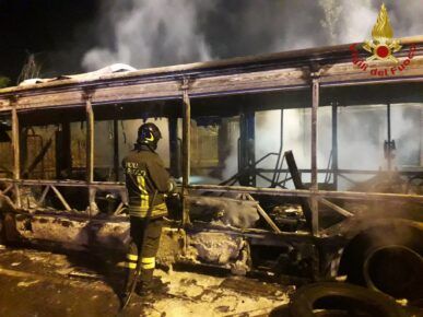 incendio autobus grotta rossa