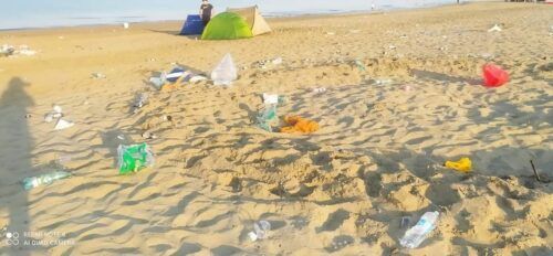 rifiuti in spiaggia Tor San Lorenzo