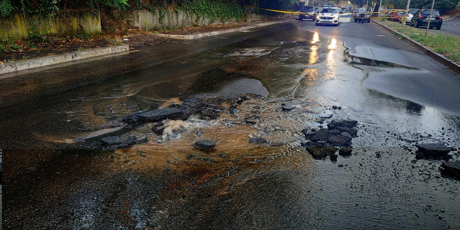 Copiosa fuoriuscita d'acqua dalla carreggiata