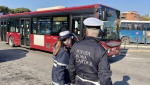 Controlli autobus Polizia Locale