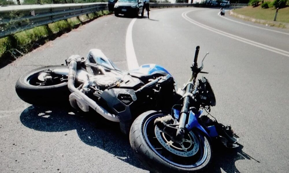 Brutto incidente a Tor Lupara. Moto divisa in due sulla via Nomentana