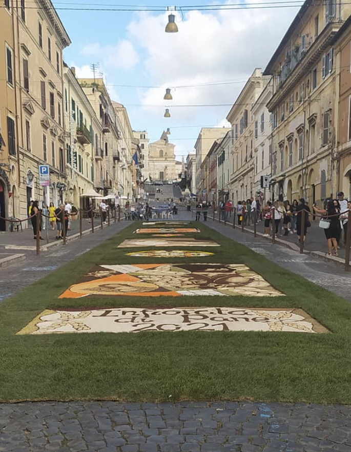 infiorata-pane-genzano-auto-sopra