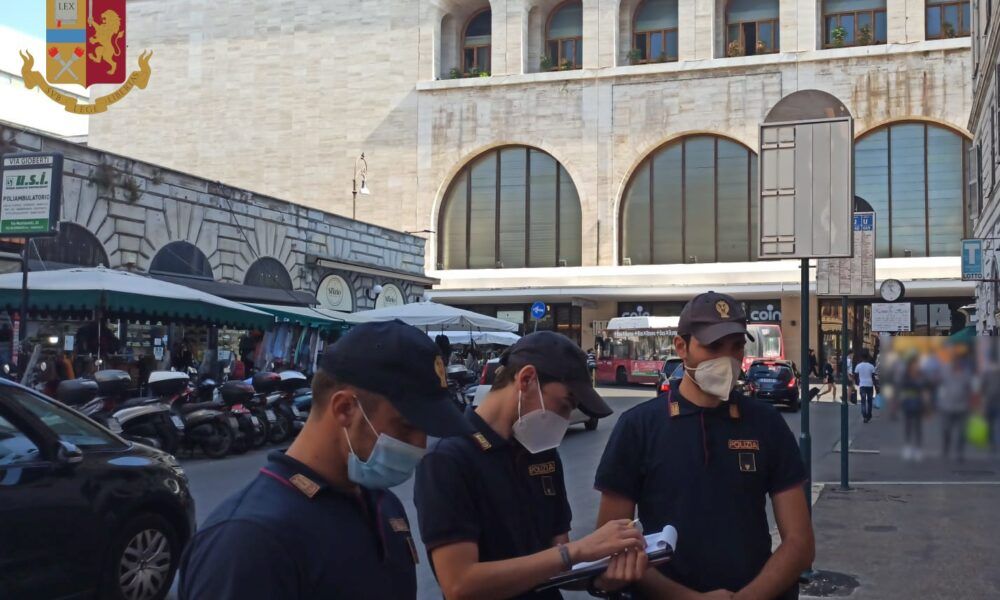 Roma, insegue e prende a bottigliate in testa i turisti alla stazione Termini: denunciato straniero