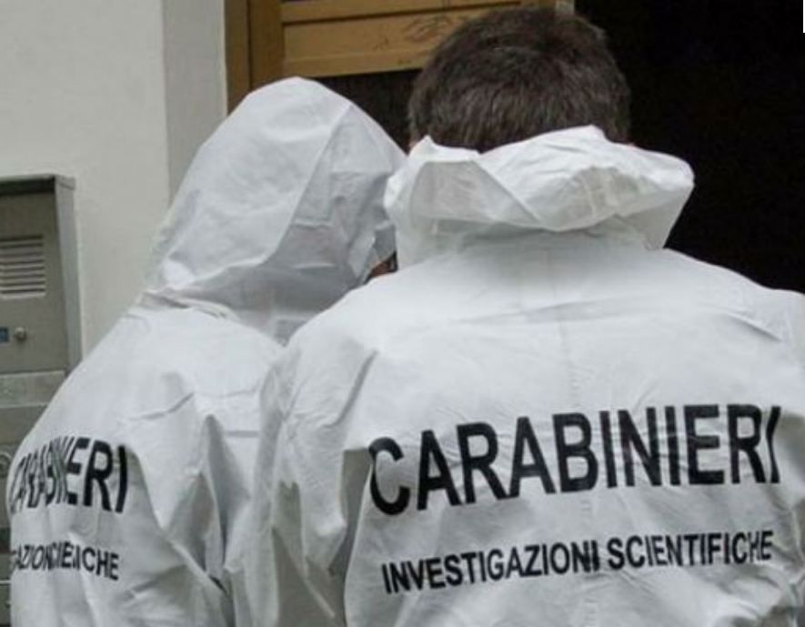 Carabinieri della Scientifica a seguito della morte di una donna nella stanza di un hotel