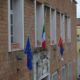 Sede del comune di pomezia dove un uomo senza documenti chiede aiuto per essere rimasto senza residenza