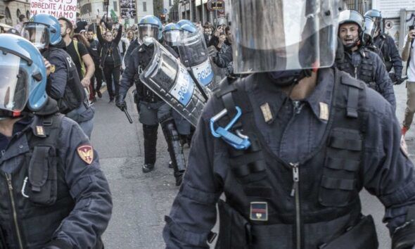 Roma, tensioni a Trastevere tra polizia e anarchici. Erano circa 400 gli anarchici in protesta quest'oggi contro il 41bis per Alfredo Cospito