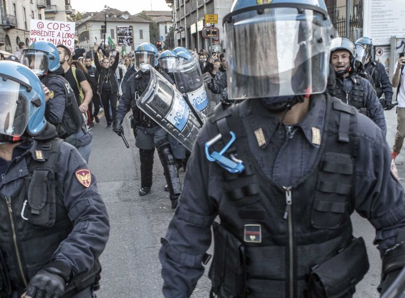 Roma, tensioni a Trastevere tra polizia e anarchici. Erano circa 400 gli anarchici in protesta quest'oggi contro il 41bis per Alfredo Cospito