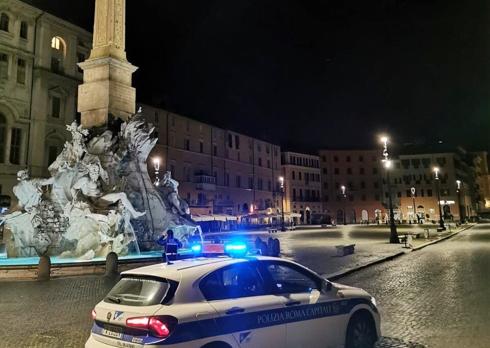 Turisti nella fontana di Piazza Navona