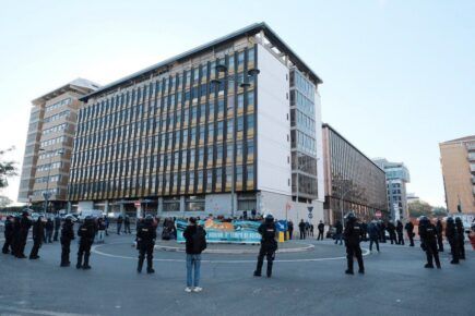 Clima, blitz degli attivisti al Ministero dell'Ambiente: "Ministero della truffa"