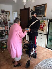 carabinieri aiutano anzinana in difficoltà