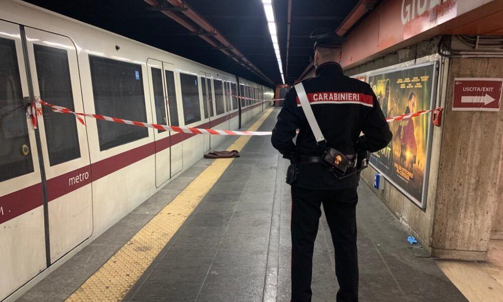 Morto 50enne metro Giulio Agricola