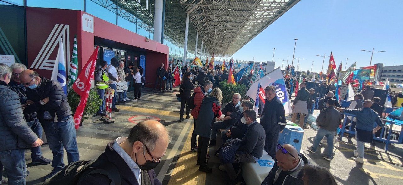 proteste aeroporto Fiumicino Alitalia