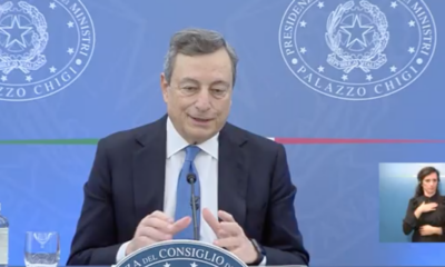 Mario Draghi in conferenza stampa che presenta il Decreto Aiuti