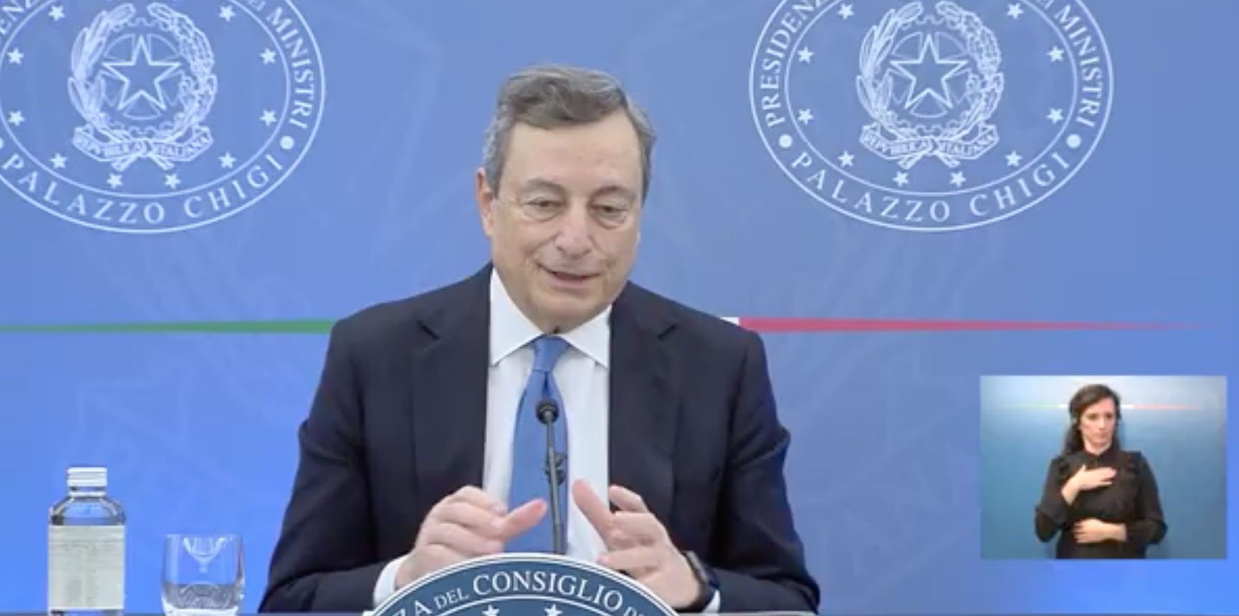 Mario Draghi in conferenza stampa che presenta il Decreto Aiuti