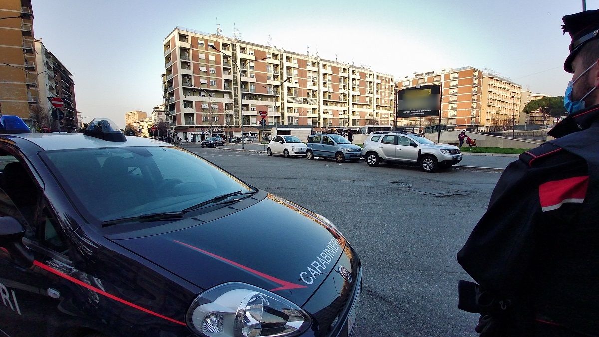 Roma, madre e figlio spacciano nel quartiere: lui vende in strada, lei conserva il denaro in casa