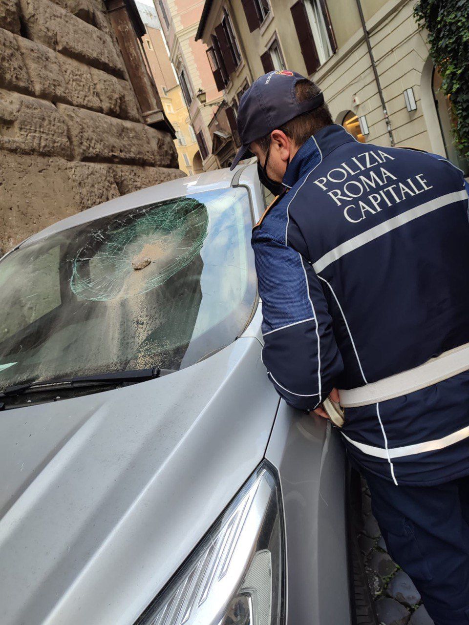 roma-cade-muro-fori-imperiali-auto-distrutta