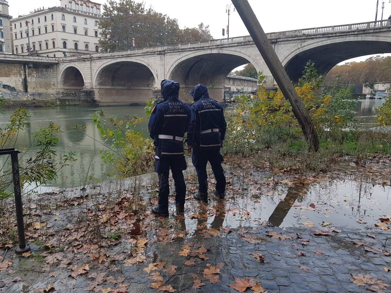 Uomo morto Tevere Ponte Cavour