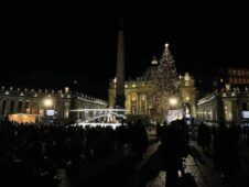 Natale 2021, acceso albero di Piazza San Pietro e presepe