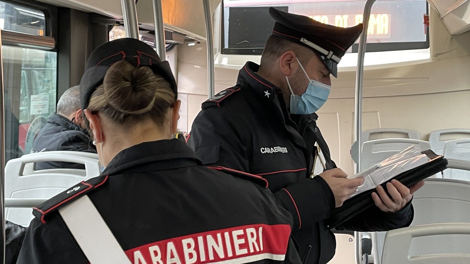 Roma, aggressione sul tram: gli chiede il Green Pass ma lui gli scaglia il cane contro e fugge