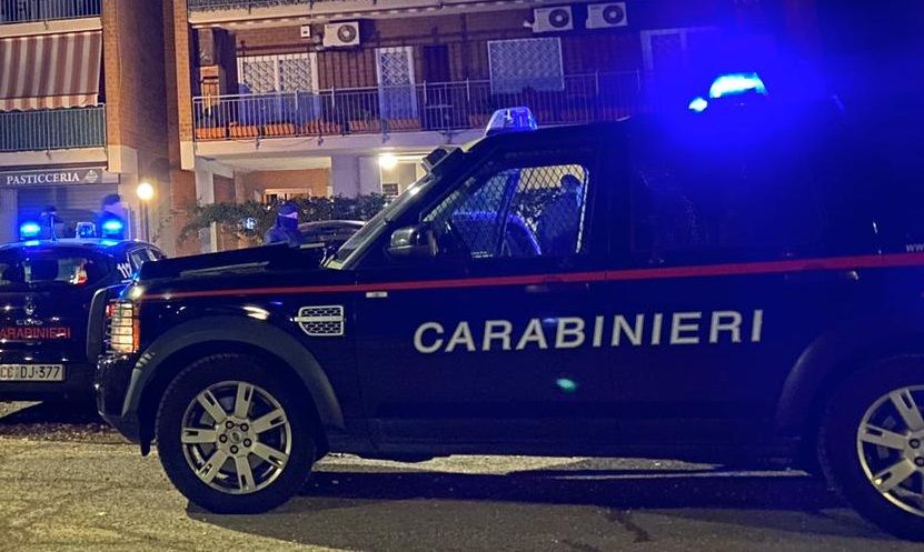 Civitavecchia, si muove circospetto di notte in strada: ''beccato'' dai carabinieri durante lo spaccio