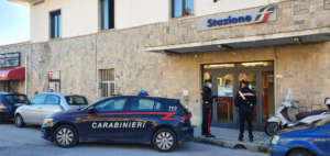 Passeggia sui binari perché vuole suicidarsi: donna salvata in tempo dai Carabinieri