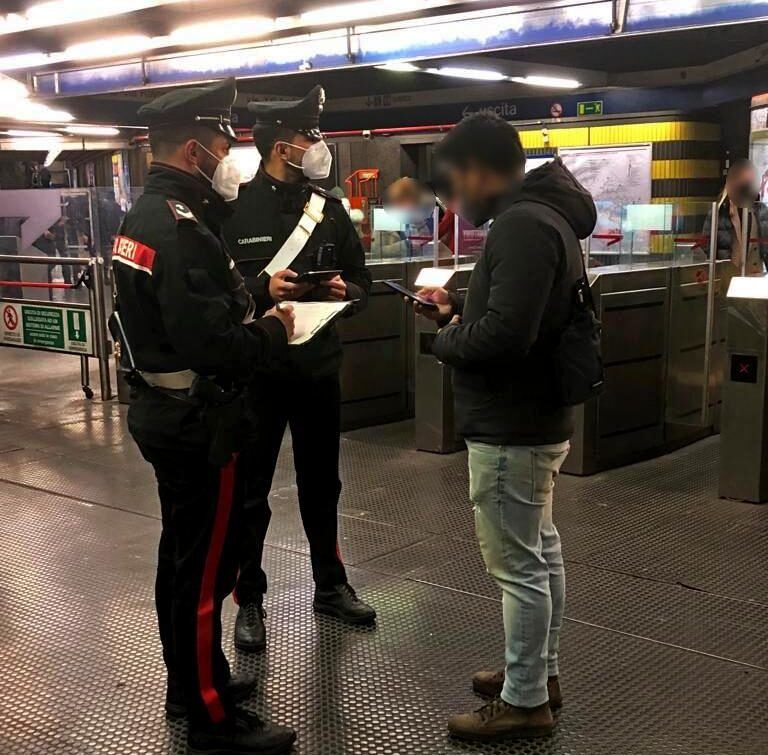 controlli carabinieri sulla metro