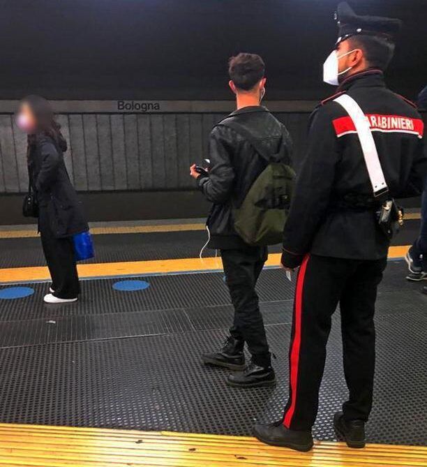 controlli carabinieri sulla metro