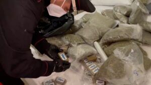 Roma, passeggia in strada con un sacco nero sulle spalle: dentro 3 kg di droga