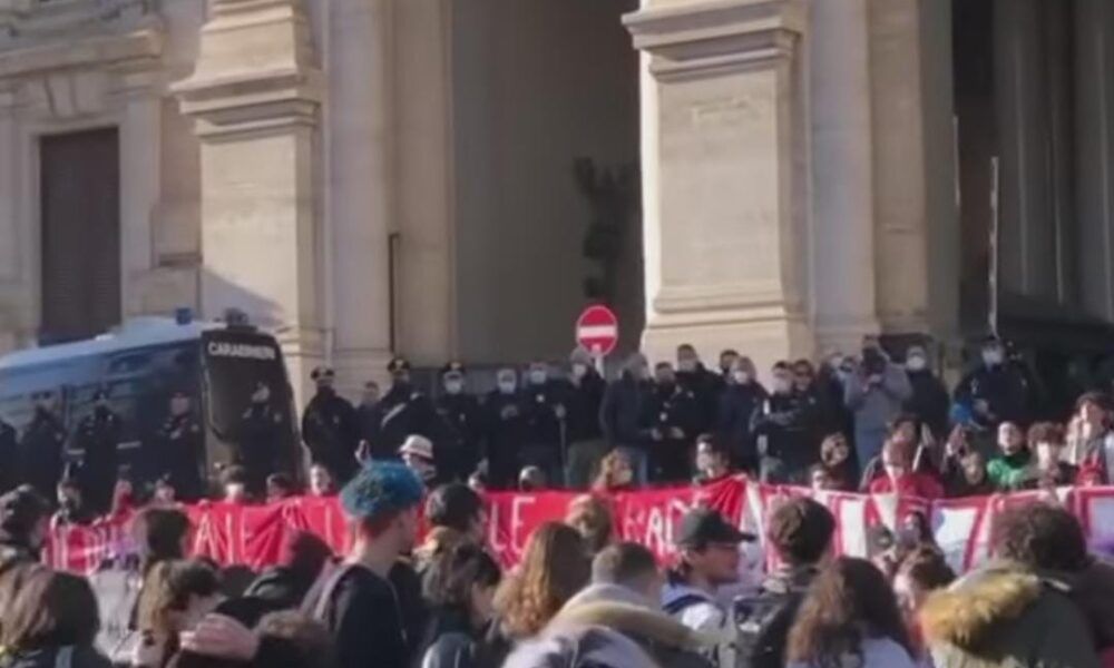 Corteo studentesco da Piramide fino al Miur