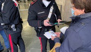 Controlli dei carabinieri per il green pass, con il nuovo decreto covid dal 1 maggio decadrà anche quello base